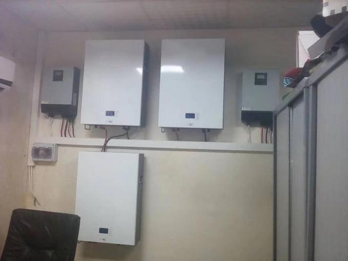 5kw 8kw Hybrid Power System Baterai yang dipasang di dinding Paket Energi Surya Powerwall Home 2